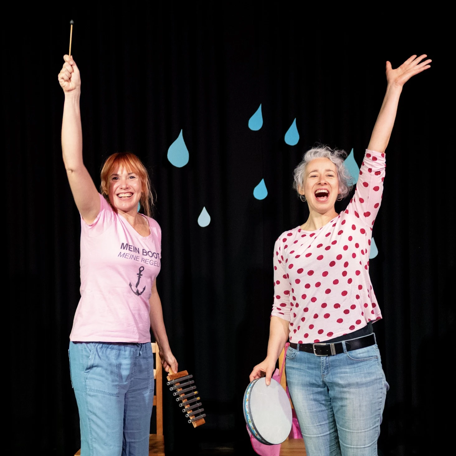 Jana Podlipná and Jule Richter performing together on stage